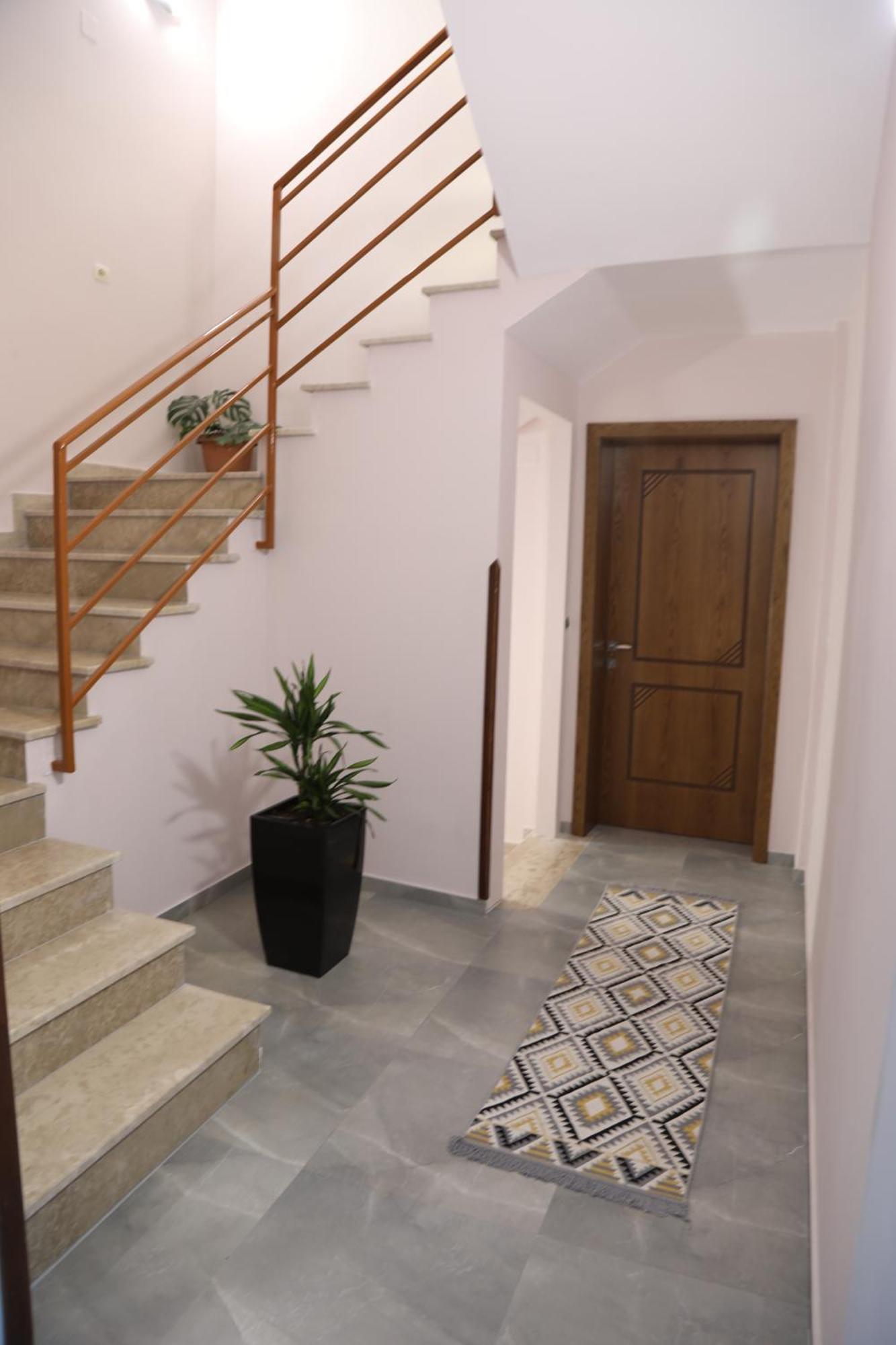 --Hotel Deal-- Rooms With Castle View Kruje Exterior photo